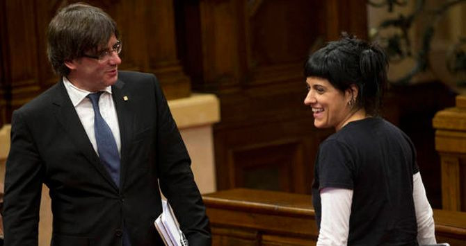 El expresidente de la Generalitat, Carles Puigdemont, sonríe a Anna Gabriel, ex diputada de la CUP, que ha huido a Suiza / EFE