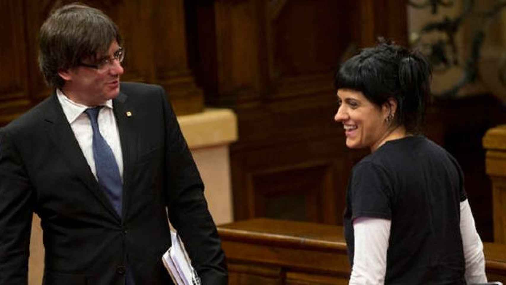 El expresidente de la Generalitat, Carles Puigdemont, sonríe a Anna Gabriel, ex diputada de la CUP, que ha huido a Suiza / EFE