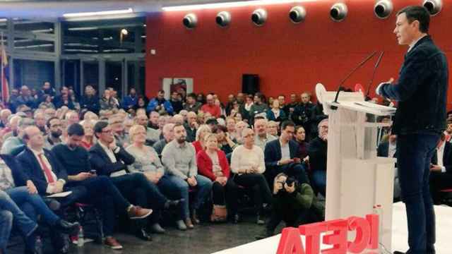 El líder del PSOE, Pedro Sánchez, en un mitin del PSC en Sabadell, seguido desde la fila cero del cabeza de lista socialista para el 21D, Miquel Iceta / CG
