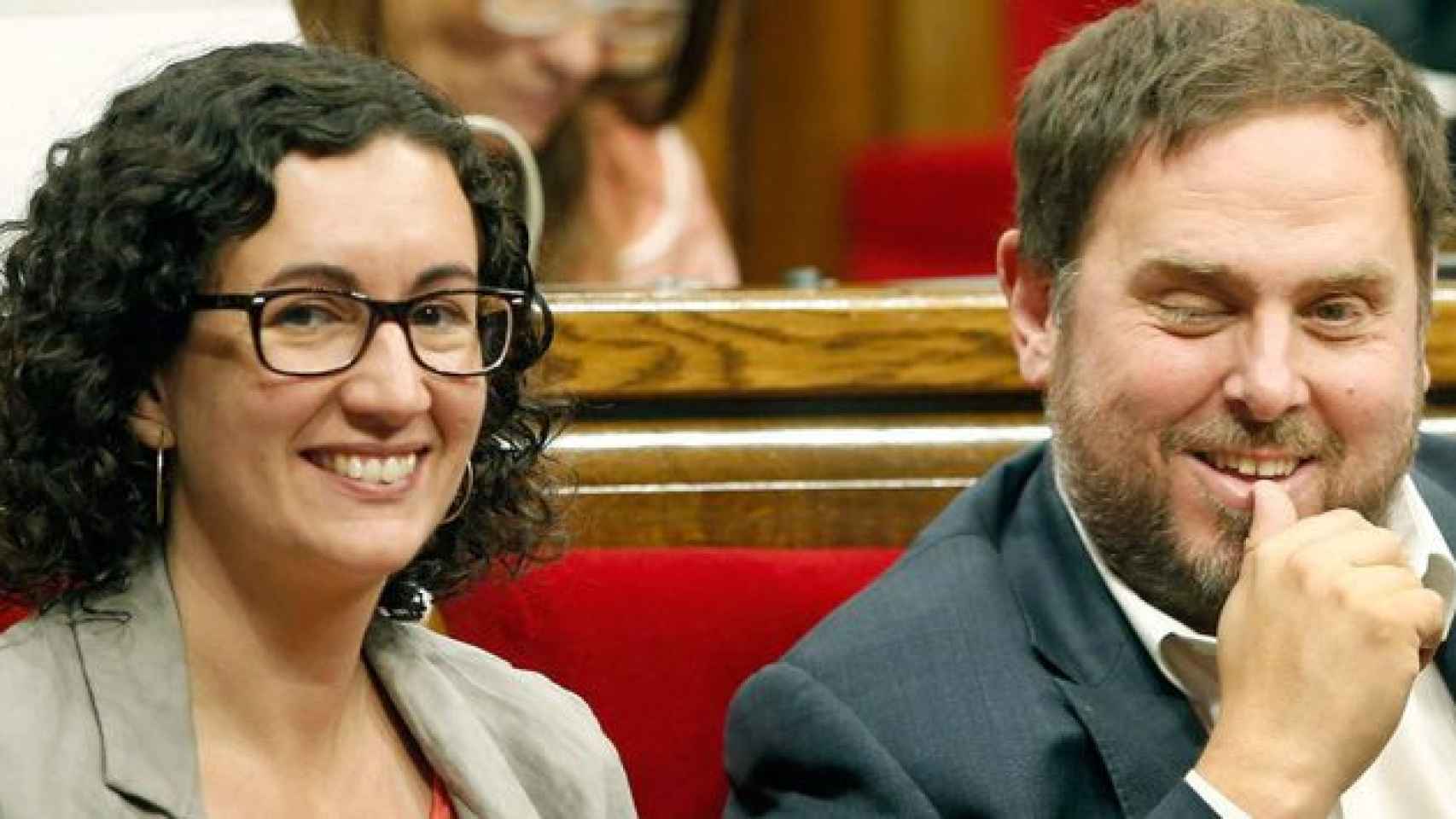 La secretaria general de ERC, Marta Rovira, y el líder del partido, Oriol Junqueras, en un pleno del Parlament / EFE