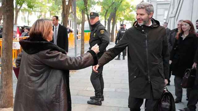 La expresidenta del Parlament Carme Forcadell junto a su abogado, Andreu Van Den Eynde, a las puertas del Tribunal Supremo / EFE