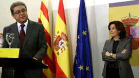 El delegado del Gobierno en Cataluña, Enric Millo, custodiado por la vicepresidenta del Ejecutivo central, Soraya Sáenz de Santamaría / EFE