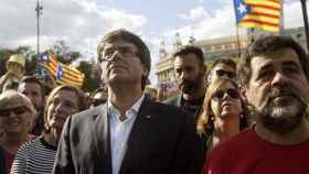 El presidente de la Generalitat de Cataluña, Carles Puigdemont (c), la presidenta del Parlament, Carme Forcadell (i), y el presidente de la ANC, Jordi Sánchez (d), participan en la tradicional manifestación convocada en Barcelona por la Asamblea Naciona