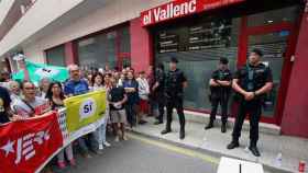 Agentes de la Guardia Civil frente las puertas del semanario 'El Vallenc' este sábado / EFE