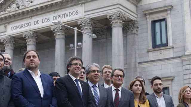 De izquierda a derecha, Lluís Llach, Oriol Junqueras, Carles Puigdemont, Francesc Homs, Artur Mas y Marta Pascal, ante el Congreso de los Diputados / EFE