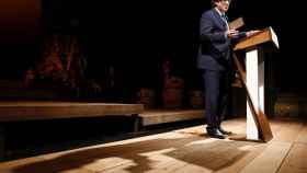 Carles Puigdemont durante su intervención de anoche en el escenario del teatro Romea / EFE