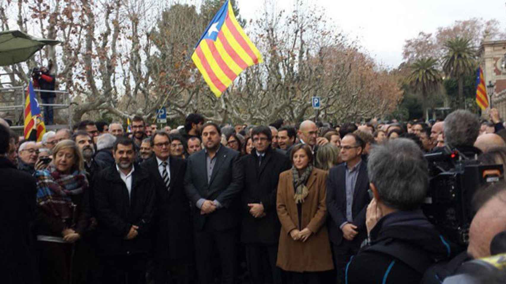 La presidenta del Parlament, Carme Forcadell, arropada el viernes por Oriol Junqueras y Carles Puigdemont / CG