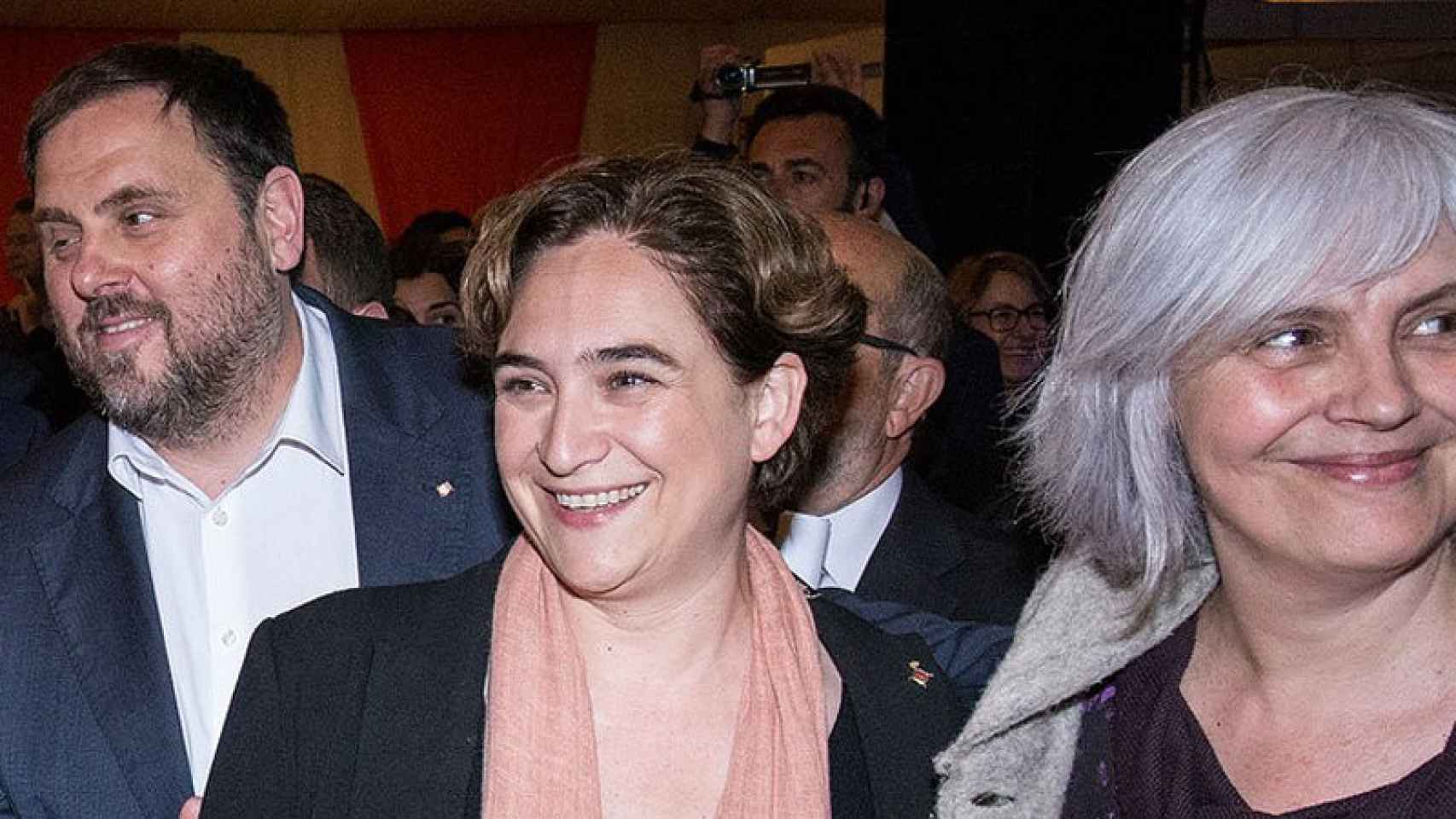 Ada Colau (centro), con el líder de ERC, Oriol Junqueras (izquierda) y la alcaldesa de Badalona de Guayem Badalona, Dolors Sabater (derecha) en la Feria de Abril.