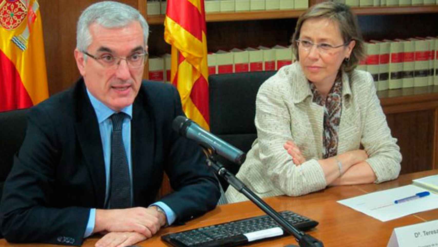 Teresa Ribas (d), directora de la Agencia Tributaria de Cataluña, se marcha al Ayuntamiento de Barcelona / EP