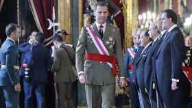 El Rey Felipe VI, pasa junto al presidente del Gobierno en funciones, Mariano Rajoy, durante la celebración de la Pascua Militar en el Palacio Real