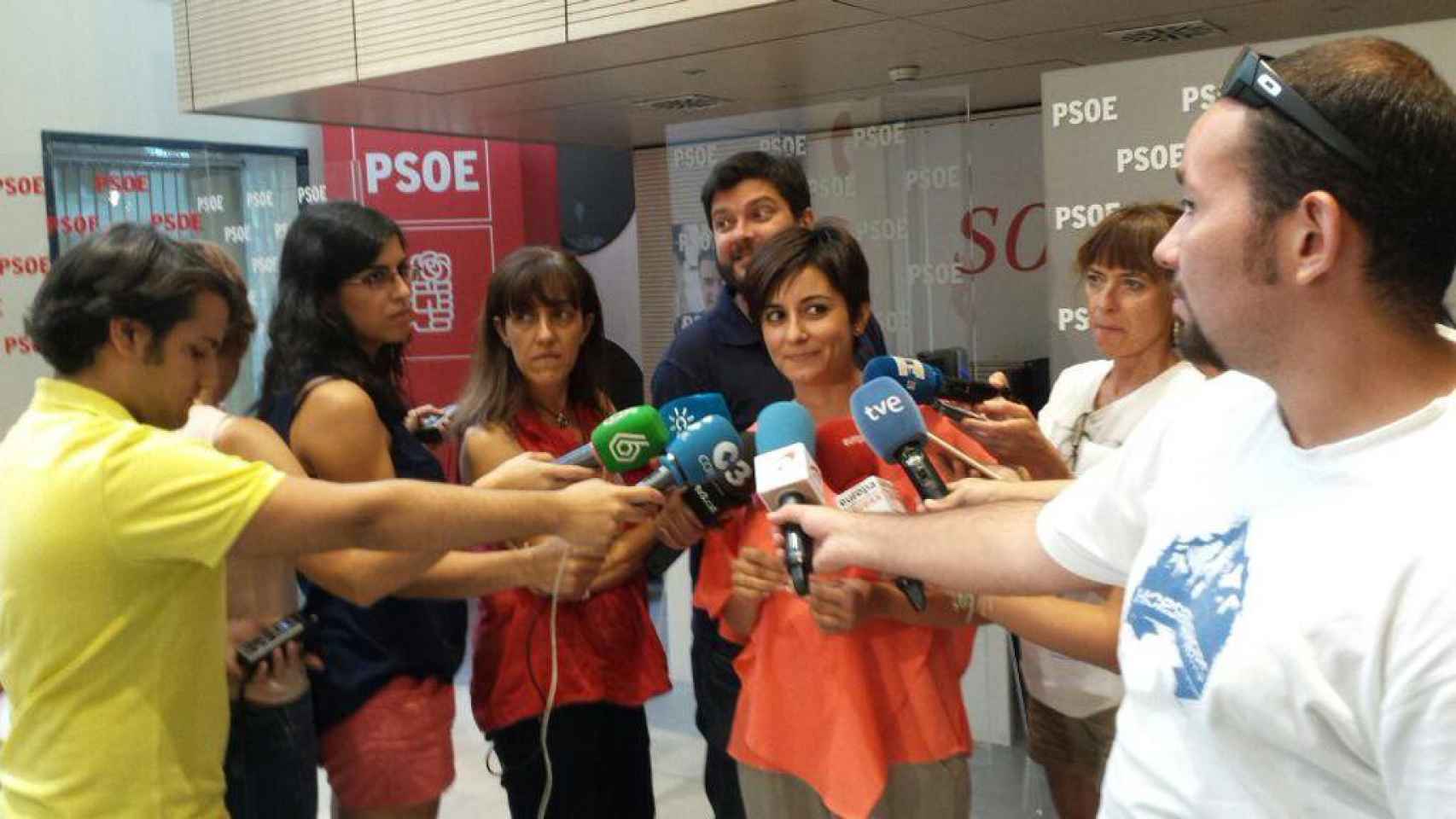 La secretaria general adjunta del Grupo Socialista en el Congreso, Isabel Rodríguez, en declaraciones a la prensa en la sede central del PSOE, en Madrid