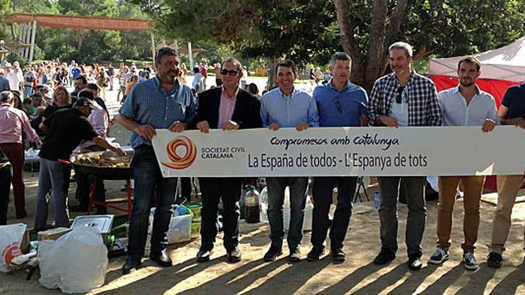 Dirigentes y simpatizantes de SCC, durante la paellada de este domingo en Castelldefels
