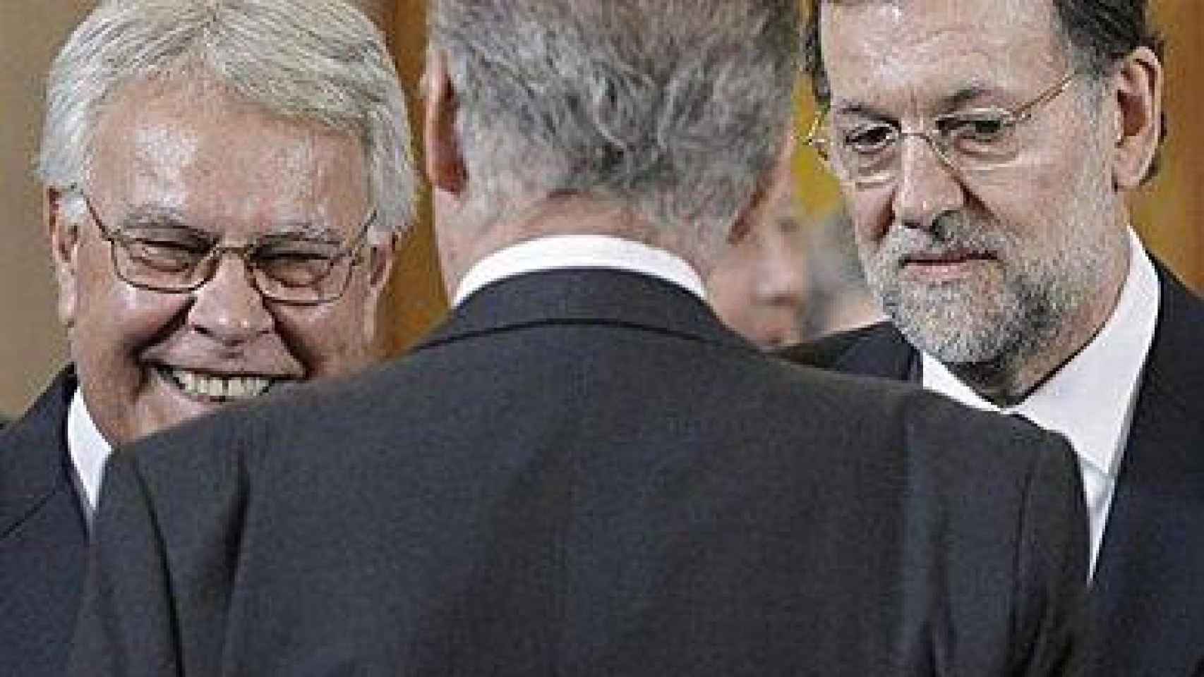 Felipe González y Mariano Rajoy, charlando con el Rey