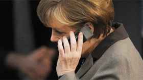 Angela Merkel hablando por un teléfono móvil