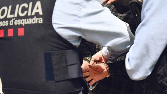 Fotografía de archivo de una detención de los Mossos d'Esquadra, como la de un ladrón multirreincidente, por 13 tirones en Barcelona desde una moto robada / MOSSOS D'ESQUADRA
