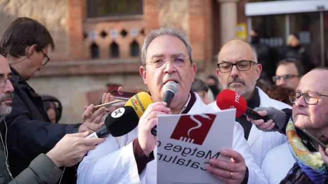 El secretario general de Metges de Catalunya, Xavier Lleonart, durante la huelga de sanitarios en el recinto de la Maternidad en Barcelona /  LUÍS MIGUEL AÑÓN (CG)