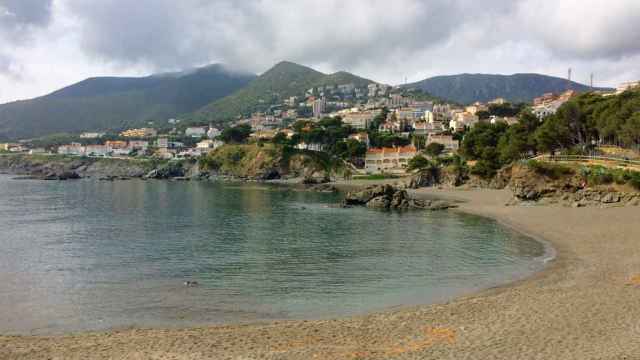 Playa de la Farella, en Llançà (Girona), cerca de la cual un hombre agredió sexualmente a una mujer el pasado domingo 15 de enero / AYUNTAMIENTO DE LLANÇÀ