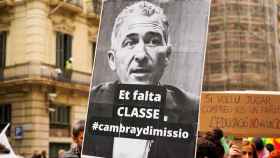 Una pancarta en contra de Cambray, que amenaza a los colegios que le declaran 'persona non grata'/ Luis Miguel Añón (CG)