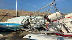 Barcos volcados tras el paso de un tifón por el Club Náutico de Tarragona / CG