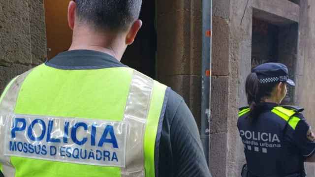 Los Mossos y la GUB durante un operativo conjunto como el de este miércoles en Sant Andreu /  EUROPA PRESS