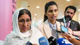 La madre de las mujeres asesinadas (i), con una traductora junto a ella en el aeropuerto de El Prat / EFE