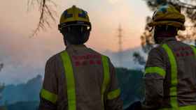 Dotaciones de Bomberos que trabajan en la extinción de incendios / EUROPA PRESS