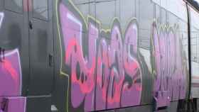Uno de los trenes de Rodalies vandalizados con grafitis / EP