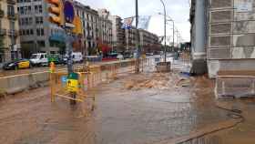 Inundación en el Pla de Palau, en Barcelona, por la rotura de una tubería / BOMBERS