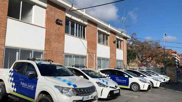 Vehículos de la Policía Municipal de Vilanova i la Geltrú, que interceptó al niño conduciendo / PLVNG