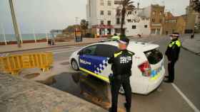 Agentes de la Policía Local efectúan un control Covid / EP