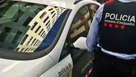 Un agente de Mossos d'Esquadra junto al coche patrulla / MOSSOS