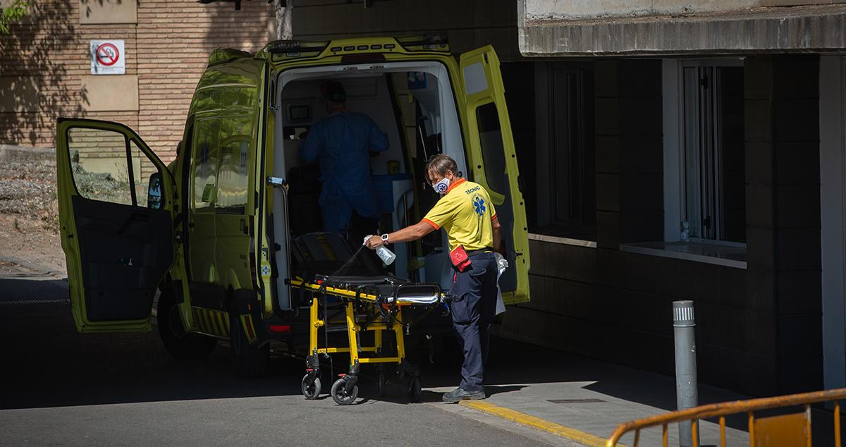 Un sanitario desinfecta una camilla de una ambulancia en el Hospital Universitario Arnau de Vilanova de Lleida / EUROPA PRESS