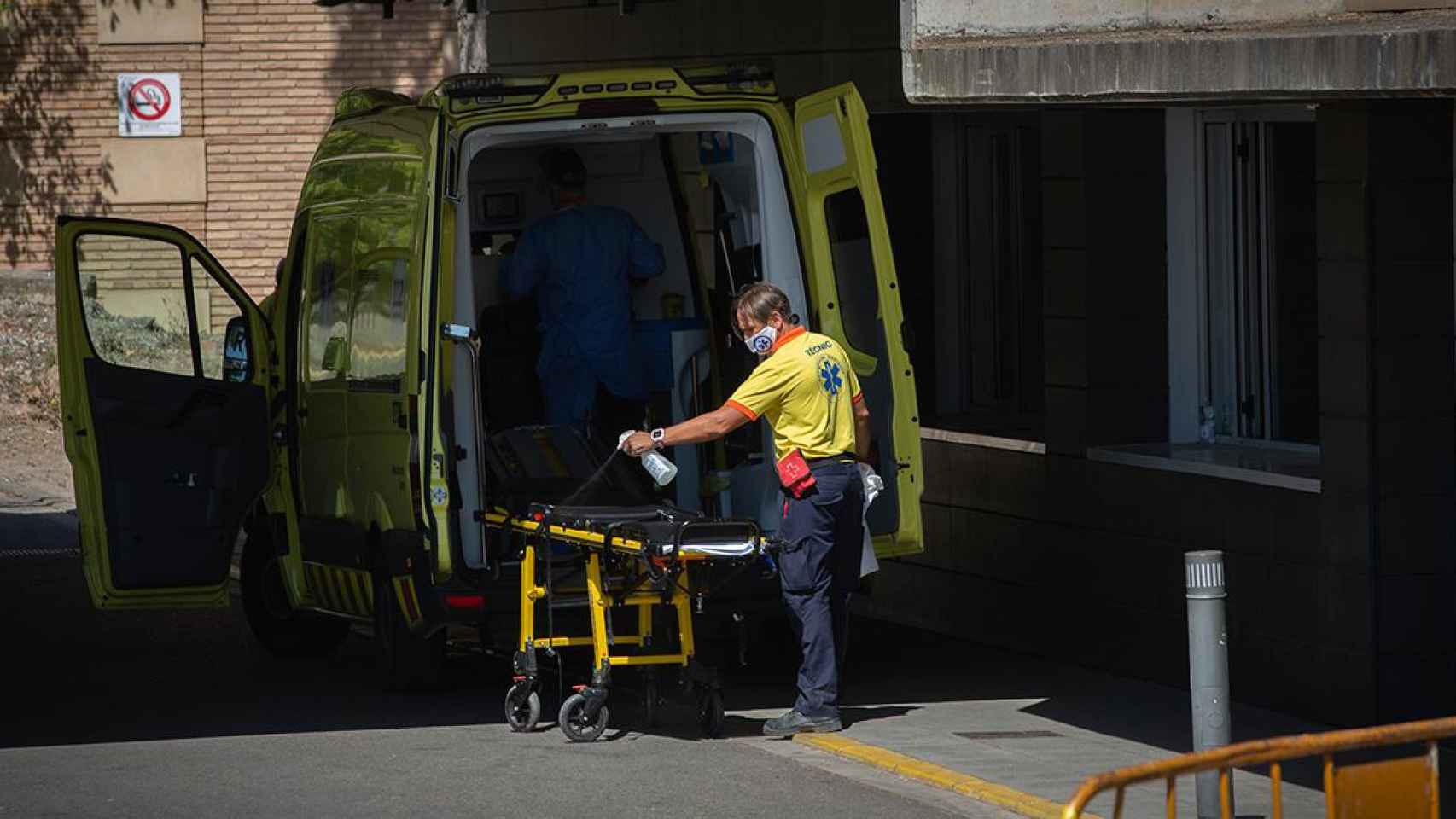 Un sanitario desinfecta una camilla de una ambulancia en el Hospital Universitario Arnau de Vilanova de Lleida / EUROPA PRESS