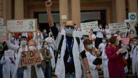 Enfermeras y personal sanitario, durante unas protestas a las puertas del Hospital Vall d'Hebron de Barcelona / EP