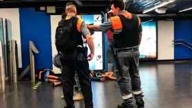 Dos vigilantes de seguridad lidian con varios pasajeros ebrios en el Metro de Barcelona / CG