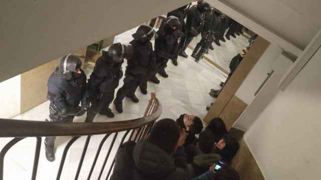 Agentes de Mossos en el desahucio del bloque Llavors de Poble Sec (Barcelona) / TWITTER