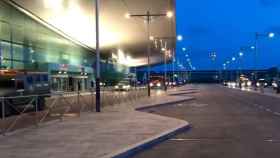 Vehículos de Mossos en las puertas de la T1 del aeropuerto de El Prat / CG