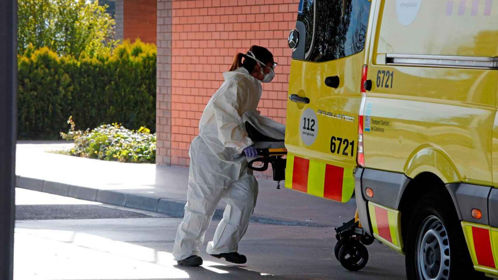 Personal sanitario trabaja en una ambulancia