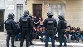 Vecinos y activistas intentando impedir el desahucio de un hombre de 92 años en Barcelona / TWITTER (ObservatoriClot)