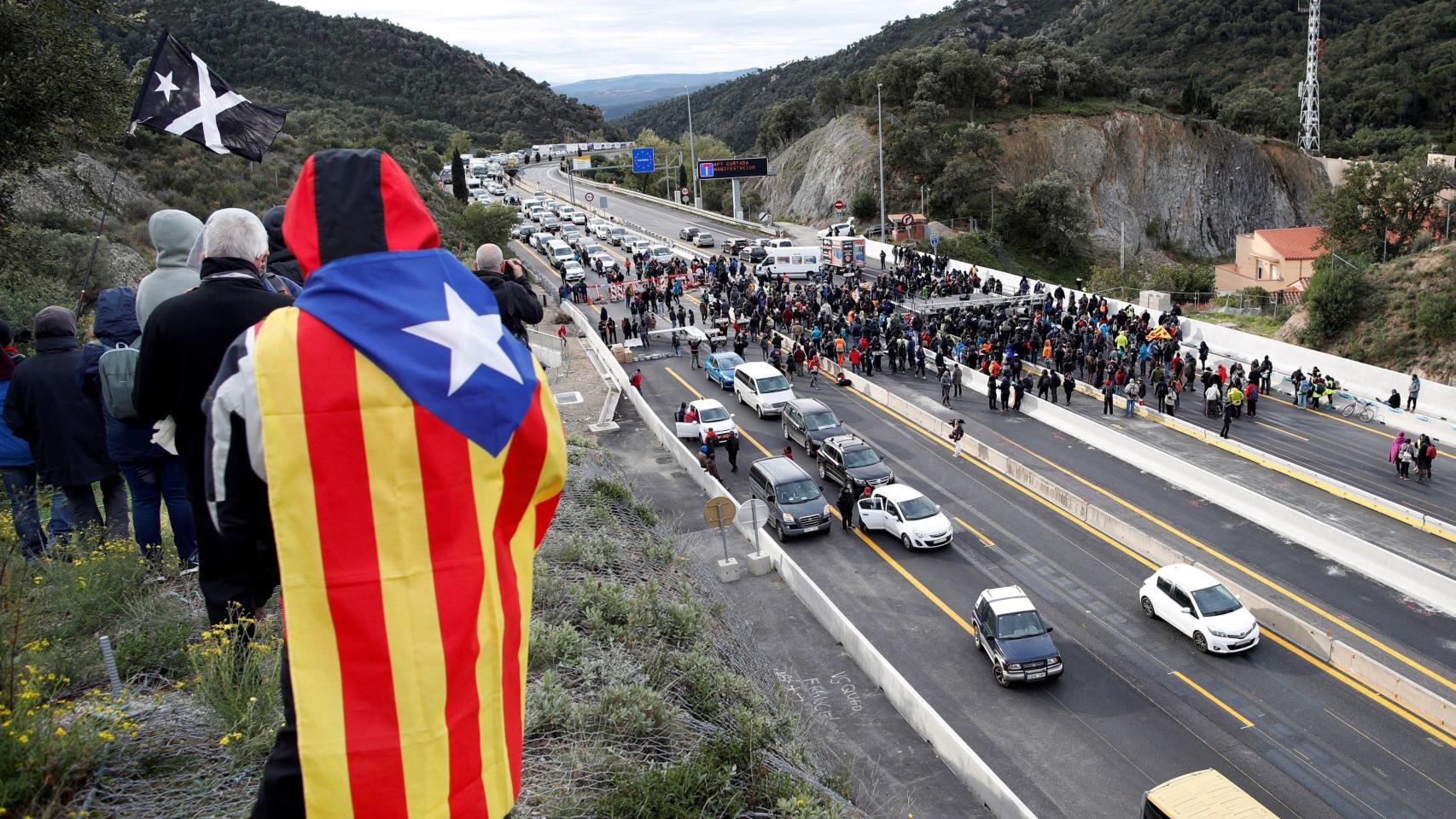 Manifestantes independentistas cortando la autopista AP7 en La Jonquera. Autobloqueo catalán. No son gente pacífica / EFE