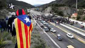 Manifestantes independentistas cortando la autopista AP7 en La Jonquera. Autobloqueo catalán. No son gente pacífica /  EFE