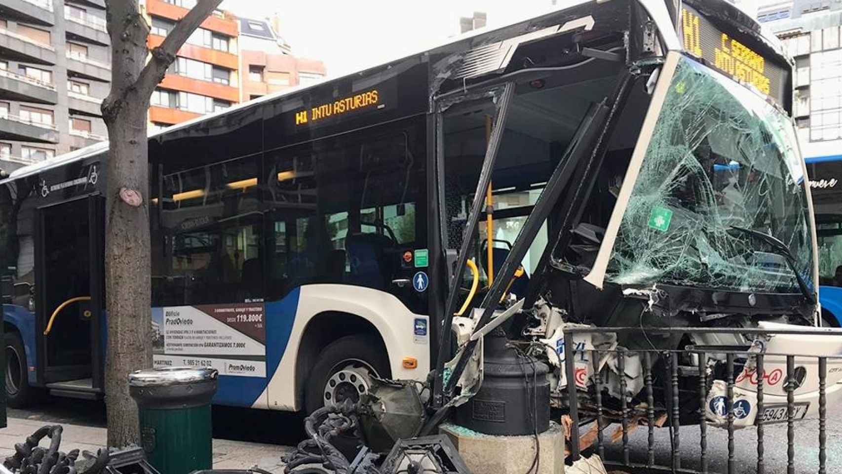 Un autobús urbano, de transporte público, impacta contra una farola en Oviedo / EP