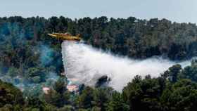 Un hidroavión en tareas de extinción del incendio de Tarragona / EFE