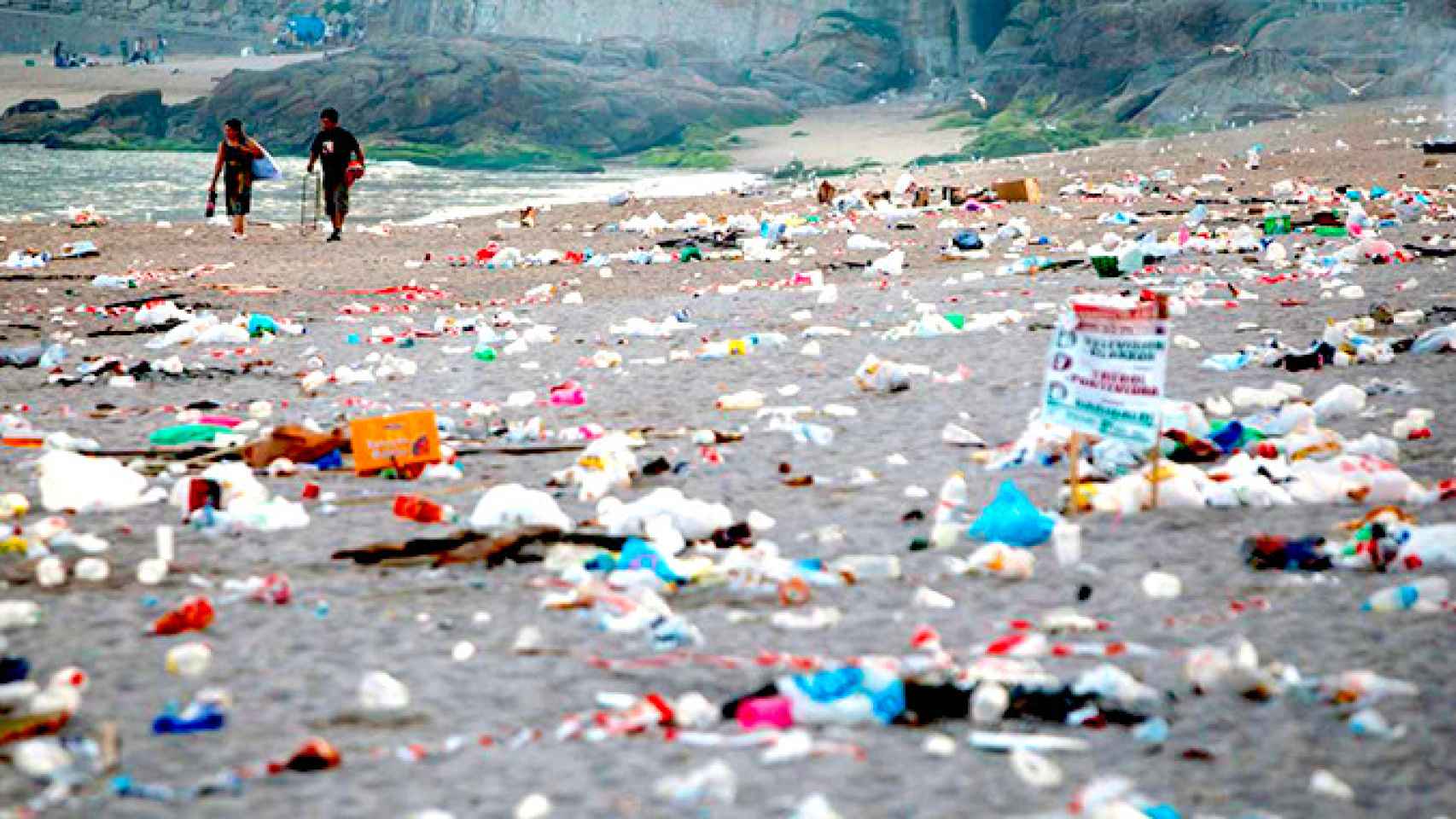 Una playa de Coruña después de San Juan llena de basura, sería el lugar ideal para practicar 'plogging'  / EFE