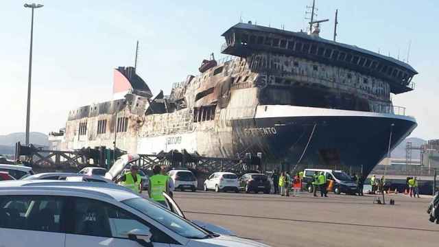 El ferry Sorento completamente calcinado, cuyos afectados han conocido que se quedarán sin indemnización / CG