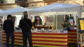 Dos personas buscan libros en un stand de Barcelona el día de Sant Jordi / CG