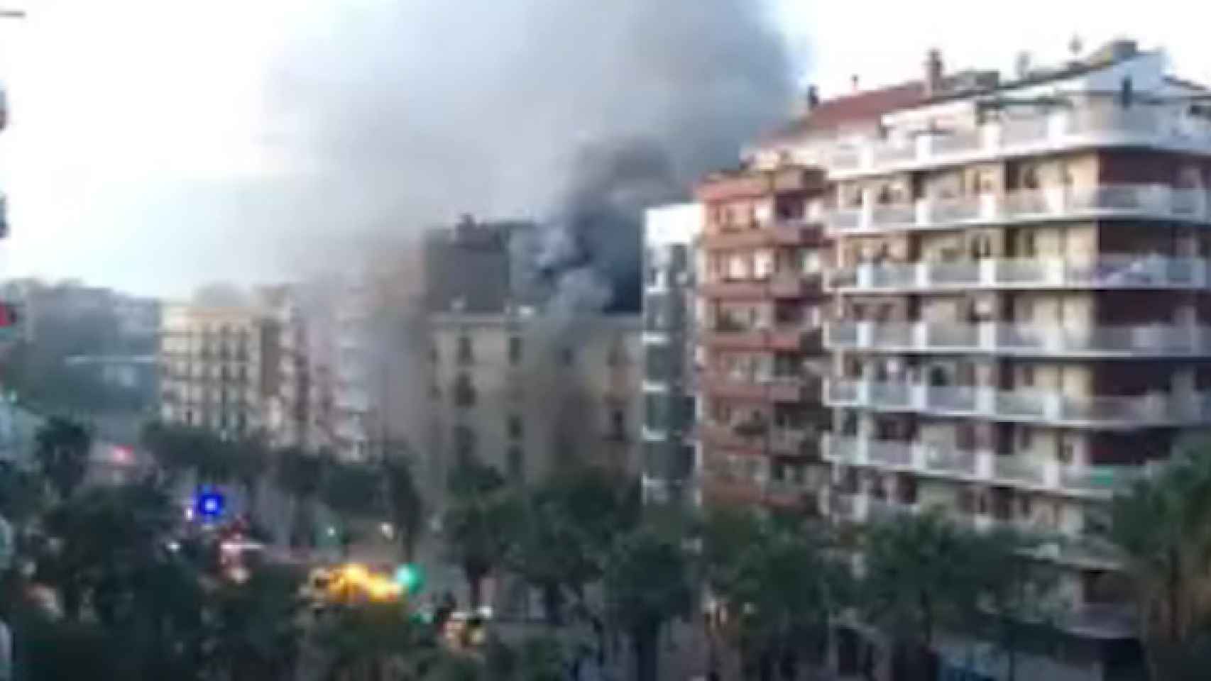 El incendio en el obrador de la calle Marina de Barcelona / Twitter