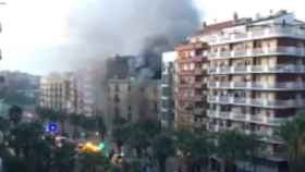 El incendio en el obrador de la calle Marina de Barcelona / Twitter
