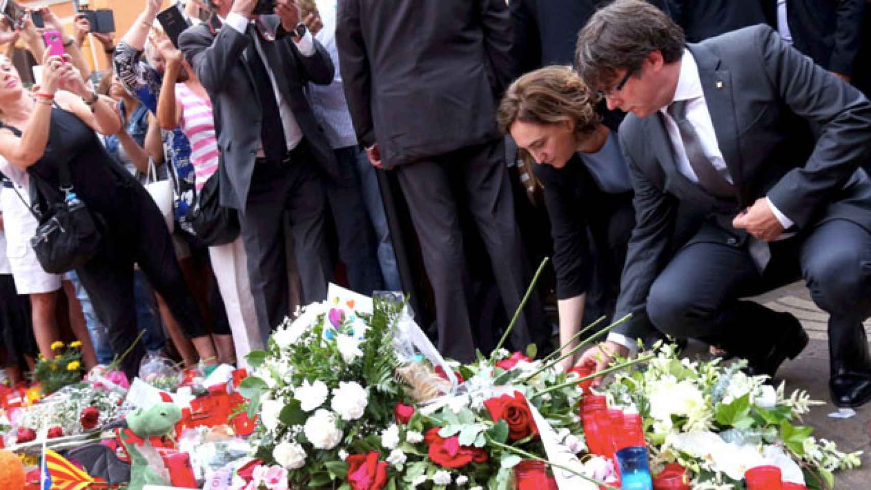Ada Colau y Carles Puigdemont en la ofrenda floral a las víctimas del atentado terrorista / EFE