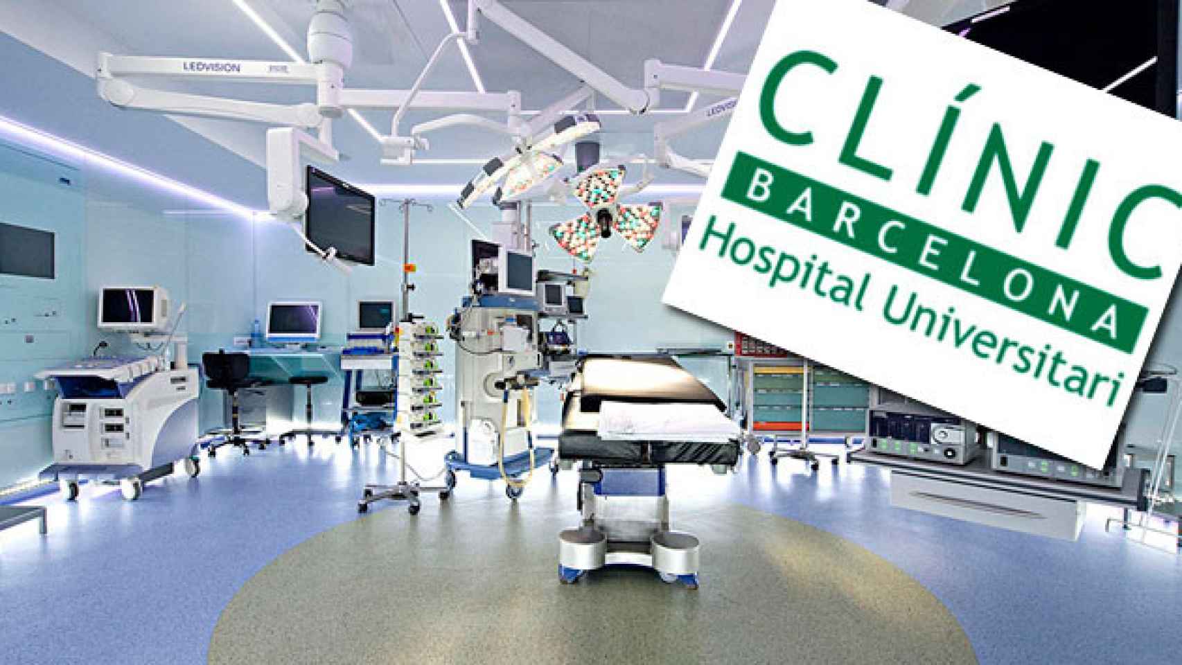 Un quirófano del Hospital Clínic Barcelona y el logo del grupo / CG